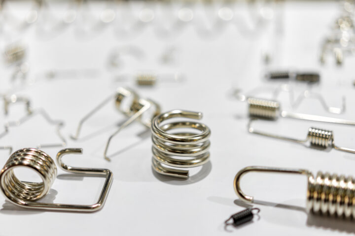 工場における高精度機械による自動車製造の金属スプリング部品