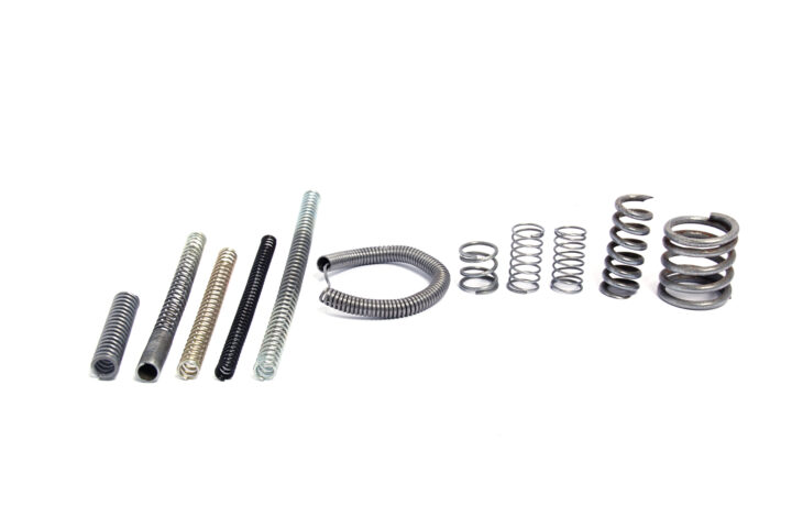 白い背景に分離された鋼鉄製スプリングのセット