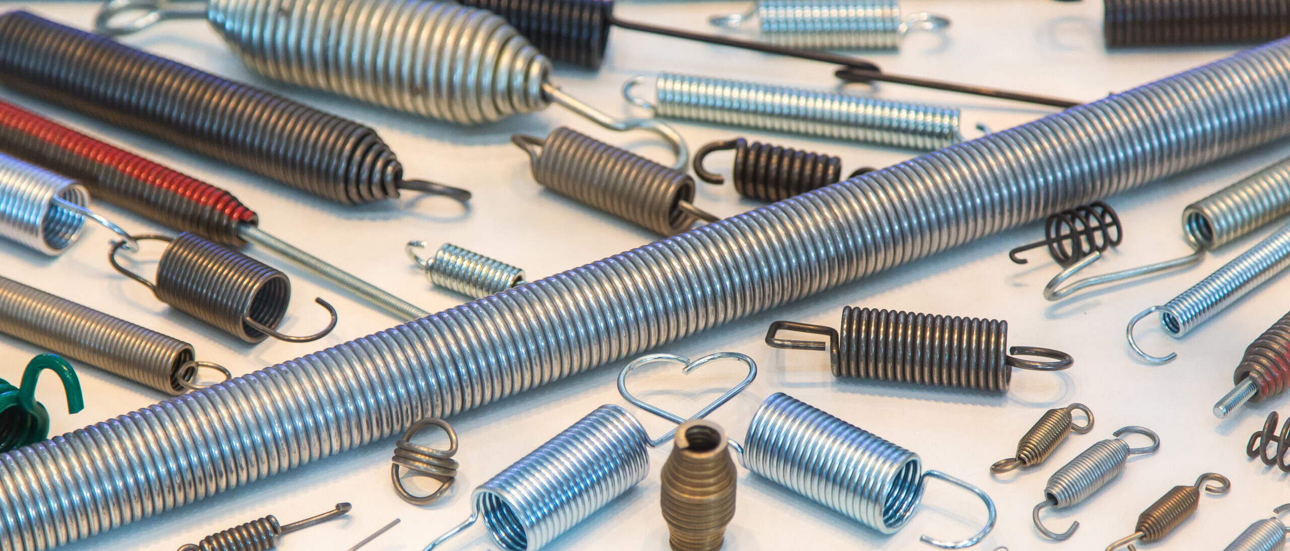 白い背景に異なる種類のスプリングやコイルスプリング