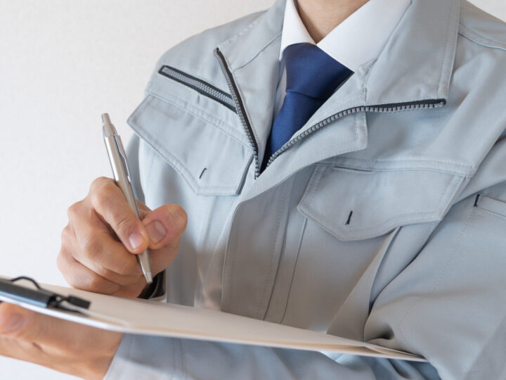 作業服にネクタイの男性