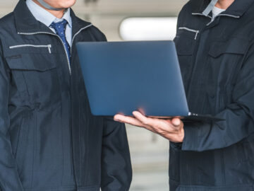 ノートパソコンを持つスタッフ