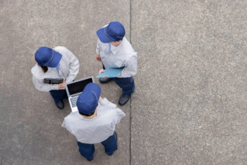 屋外に集まって話し合う会社従業員