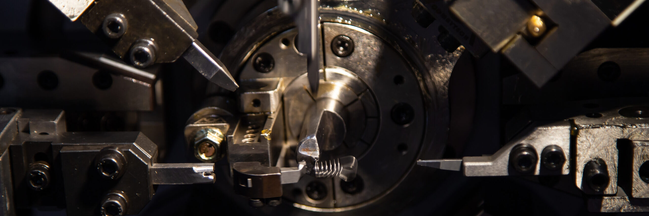 産業用自動スプリングコイル製造機のクローズアップ