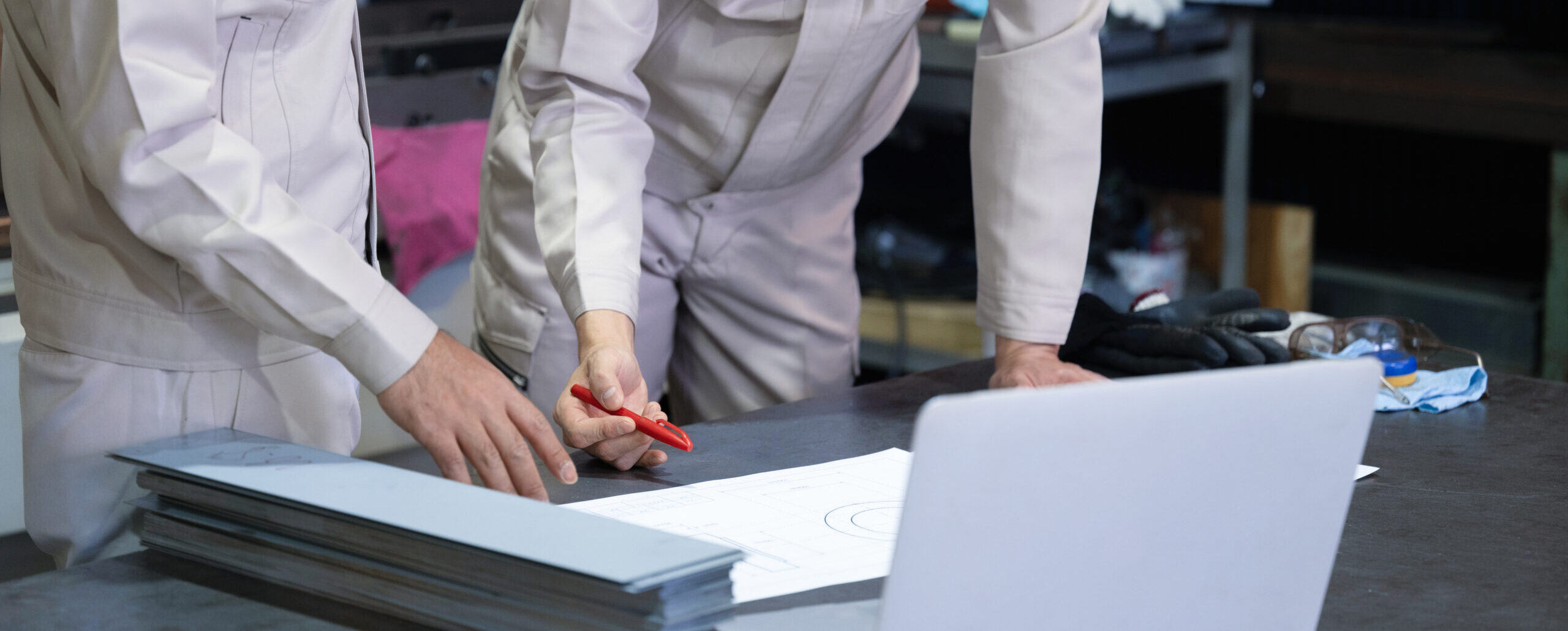 図面を見る作業員